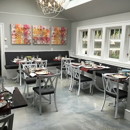 Rosewood Inn Виктория Екстериор снимка