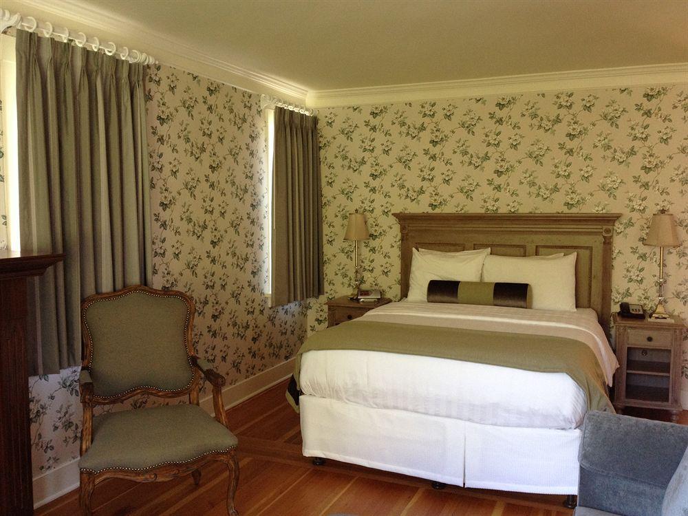 Rosewood Inn Виктория Екстериор снимка