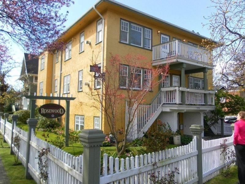 Rosewood Inn Виктория Екстериор снимка