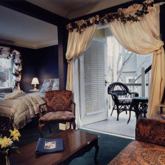 Rosewood Inn Виктория Екстериор снимка