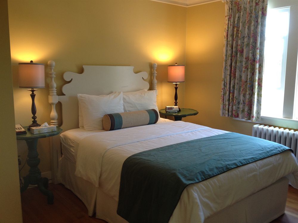 Rosewood Inn Виктория Екстериор снимка