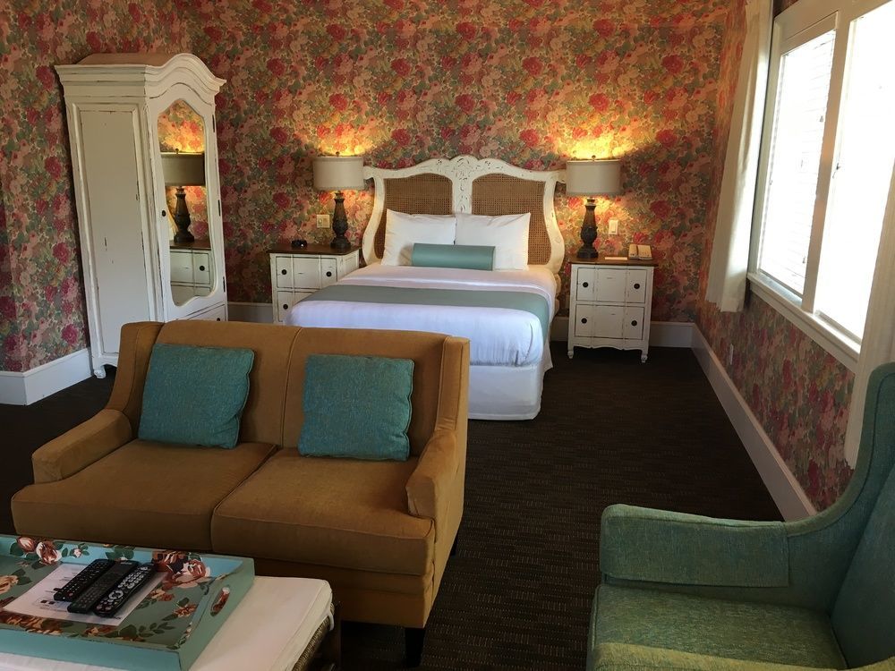 Rosewood Inn Виктория Екстериор снимка