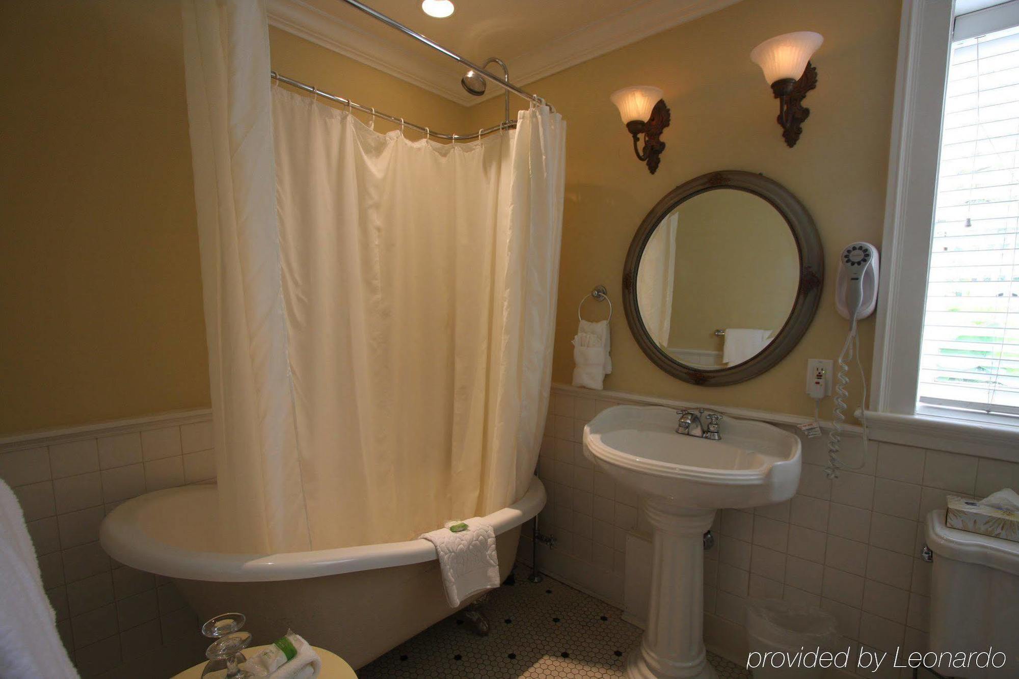Rosewood Inn Виктория Екстериор снимка