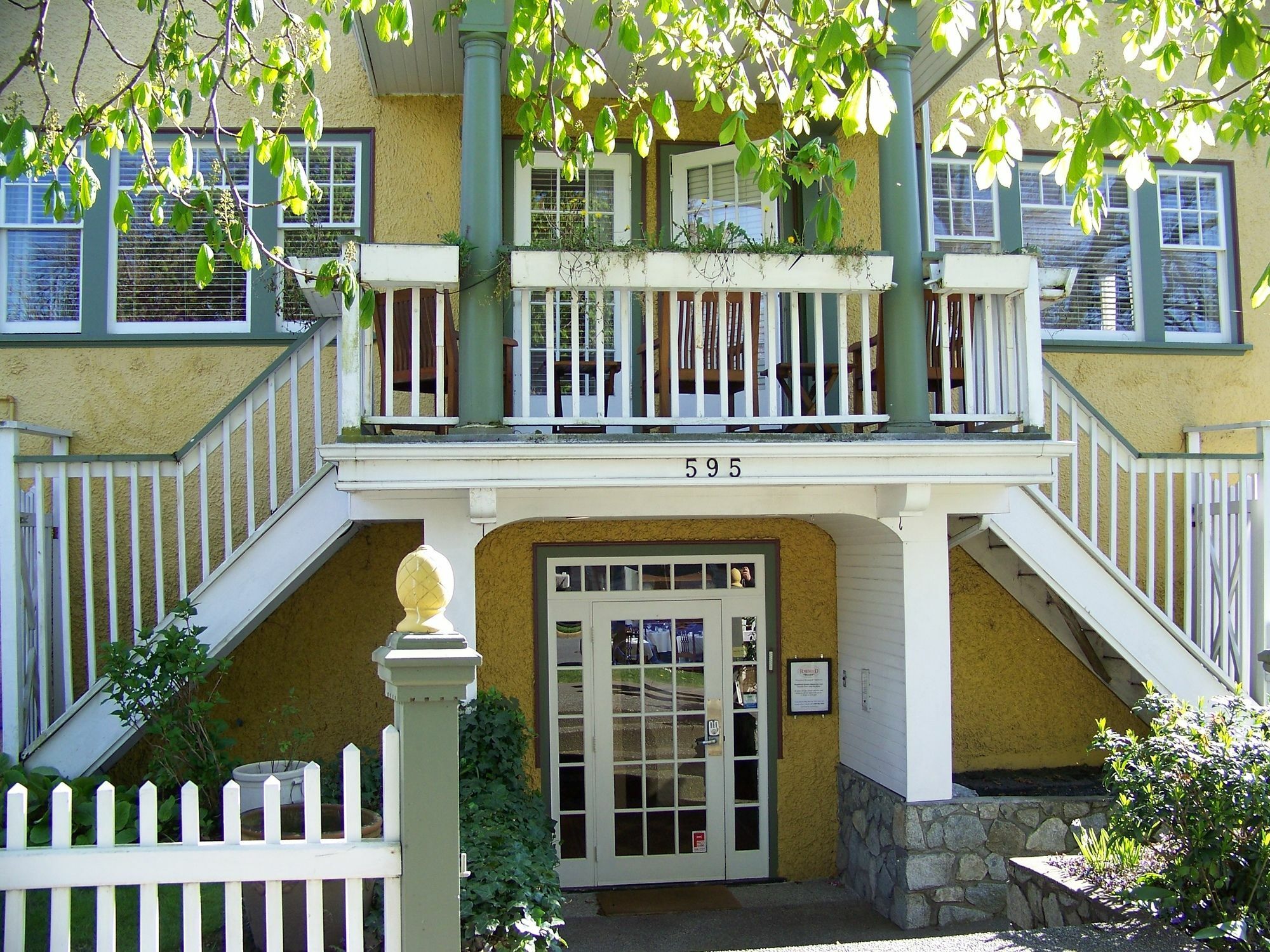 Rosewood Inn Виктория Екстериор снимка
